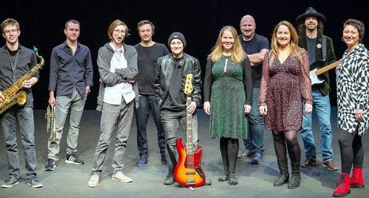 Lenka v kapele Z_band.jpg